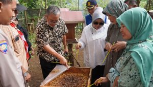 Lina Ruslinawati Kunjungi Pembangunan Pusat Pengembangan Lebah Trigona