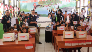 Gelorakan Semangat Nasionalisme, Bank Mandiri Serahkan Bantuan “Sepatu Harapan Bangsa”