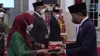 Presiden RI Joko Widodo menganugerahkan