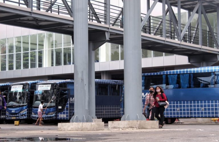 Aktifitas masyarakat di salah satu terminal