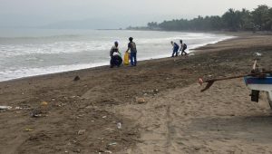 Sampah Batu Bara di Pantai Cipatuguran Palabuhratu Dibersihkan, Warga Harap Ada Kajian Pencemaran