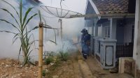 Sejumlah petugas Dinkes Kota Sukabumi saat melakukan foging