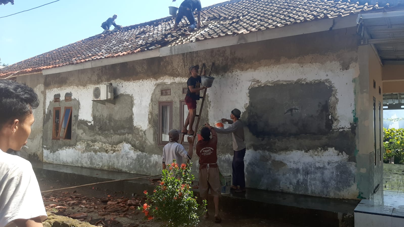 Warga saat gotong royong berjibaku memadamkan api yang membakar rumah Mulyana