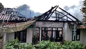 Ditinggal ke Ladang, Satu Rumah di Cidolog Sukabumi Hangus Terbakar