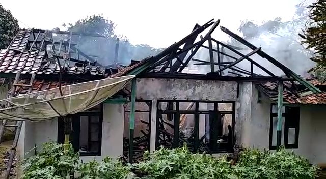 Rumah di Cidolog terbakar