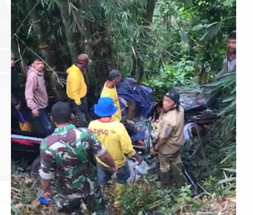 Warga bersama anggota TNI berupaya mengevakuasi korban yang masih terjepit di