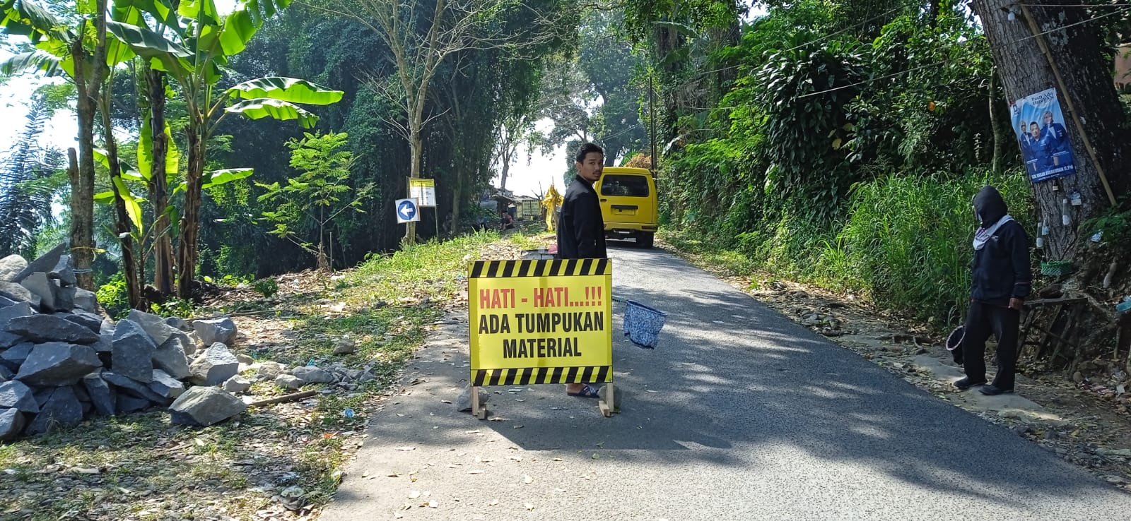 Sejumlah warga saat mengatur arus lalu lintas di ruas Jalan Raya Sukaraja-Gegerbitung, tepatnya di Kampung Cilangla, Desa Cireunghas,