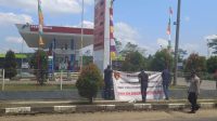 Sejumlah personel Dittipideksus Bareskrim Polri bersama Polres Sukabumi saat memasang spanduk penyitaan SPBU