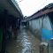 Salah seorang warga terlihat sedang menyelamatkan diri dari banjir