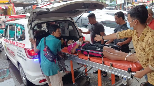 Pemain sepak bola, Edi Kurniawan (45) asal warga Kecamatan Kebonpedes saat dievakuasi ke RS Betha Medika