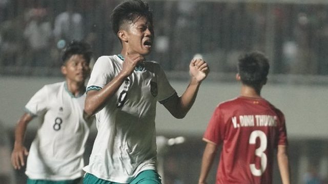 Kafiatur Rizky merayakan golnya pada final Piala AFF U-16 2022 antara Indonesia vs Vietnam