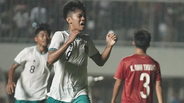 Kafiatur Rizky merayakan golnya pada final Piala AFF U-16 2022 antara Indonesia vs Vietnam