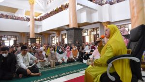 Sambut Mamah Dedeh, Ribuan Warga Sukabumi Padati Masjid Agung