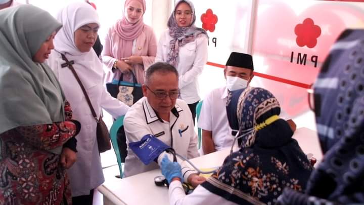Wakil Bupati Sukabumi, Iyos Somantri saat mengkuti donor darah di Kantor PMI