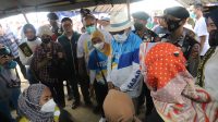 Gubernur Jawa Barat Ridwan Kamil  saat meninjau proses Vaksinasi di Wilayah Sukabumi