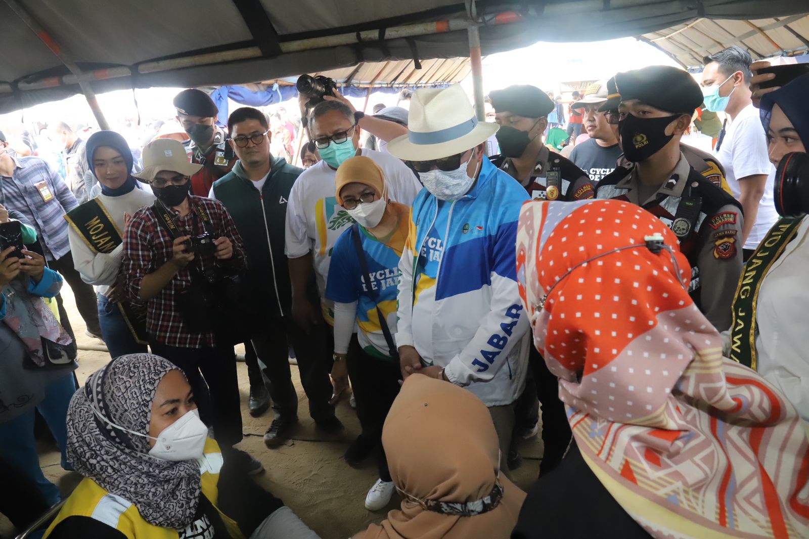 Gubernur Jawa Barat Ridwan Kamil  saat meninjau proses Vaksinasi di Wilayah Sukabumi