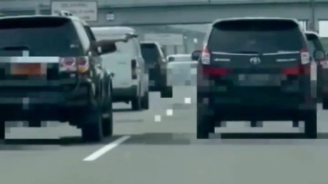 Mobil plat merah todongkan pistol ke