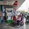 Suasana antrean mengisi BBM jenis