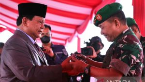 Menhan Prabowo Beri Pistol Buatan PT Pindad kepada Tiga Kepala Staf TNI