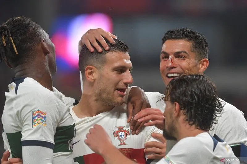 Bek Portugal Diogo Dalot (tengah)