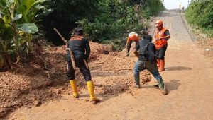 Akibat Urugan Tanah Proyek Perumahan, Akses Jalan Lamping Kota Sukabumi Dua Kali Tertutup
