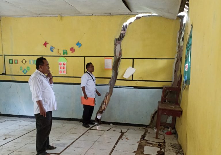 Petugas gabungan saat melakukan peninjauan ke lokasi bangunan MI Cibeureum