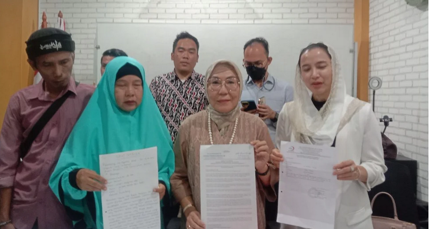 Orangtua korban Soimah (jilbab tosca) bersama kuasa