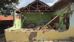 Prihatin, Bangunan Kantor SD di Palabuhanratu Ambruk