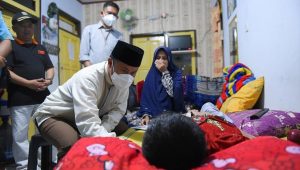 Walikota Sukabumi Jenguk Anak Pengidap Pembengkokan Tulang