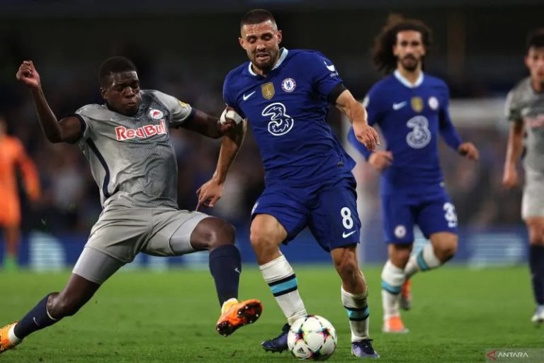 Gelandang Salzburg Lucas Gourna-Douath (kiri) saat berduel memperebutkan bola dengan pemain Chelsea