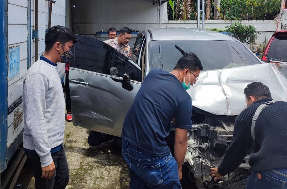Satlantas Polres Sukabumi Kota bersama Dishub Kota Sukabumi saat melakukan ramp check kendaraan minibus Xpander yang sudah terparkir di Halaman Kantor Unit Laka Lantas