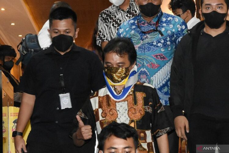 mantan Menteri Pemuda dan Olahraga Roy Suryo (tengah)