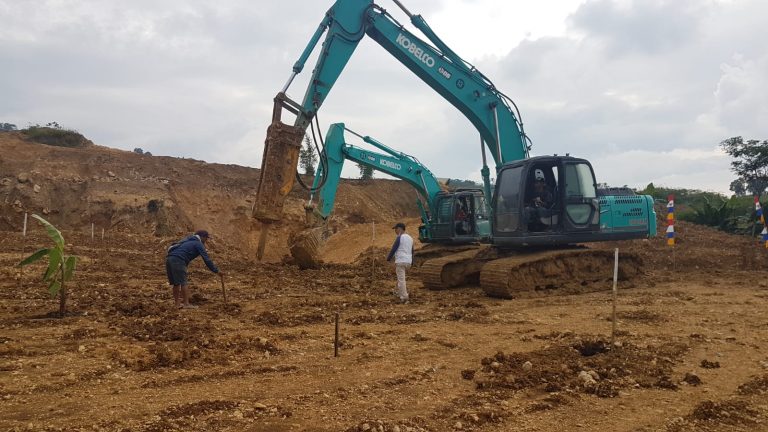 Suasana aktivitas tambang galian C batu kapur