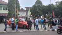 Sejumlah para pengemudi angkutan umum saat menggeruduk Gedung DPRD Kota Sukabumi
