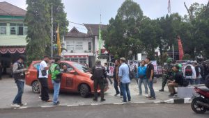 Ojol dan Taksi Online Sukabumi Unjuk Rasa di DPRD, Minta Kejelasan Tarif