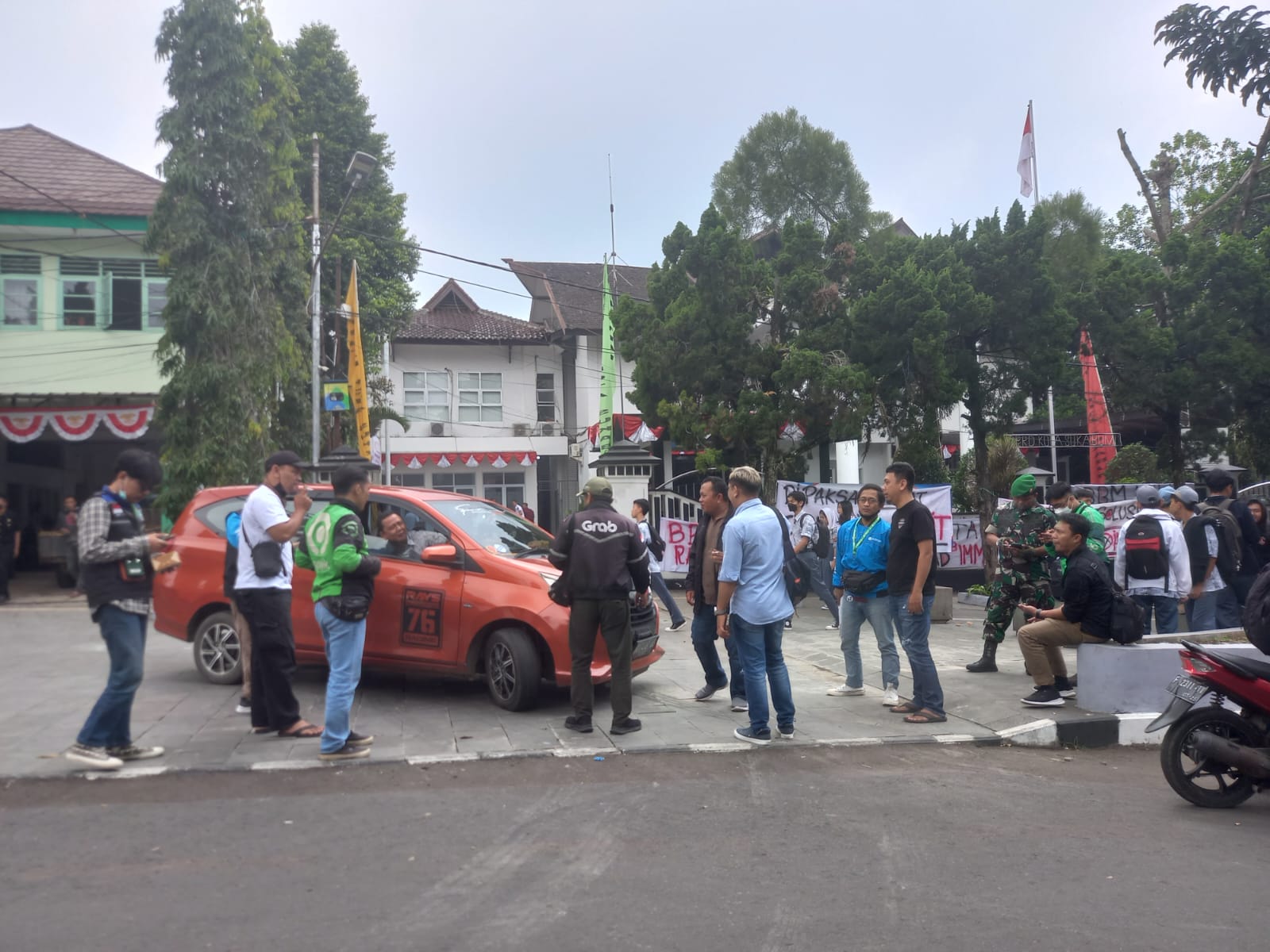 Sejumlah para pengemudi angkutan umum saat menggeruduk Gedung DPRD Kota Sukabumi