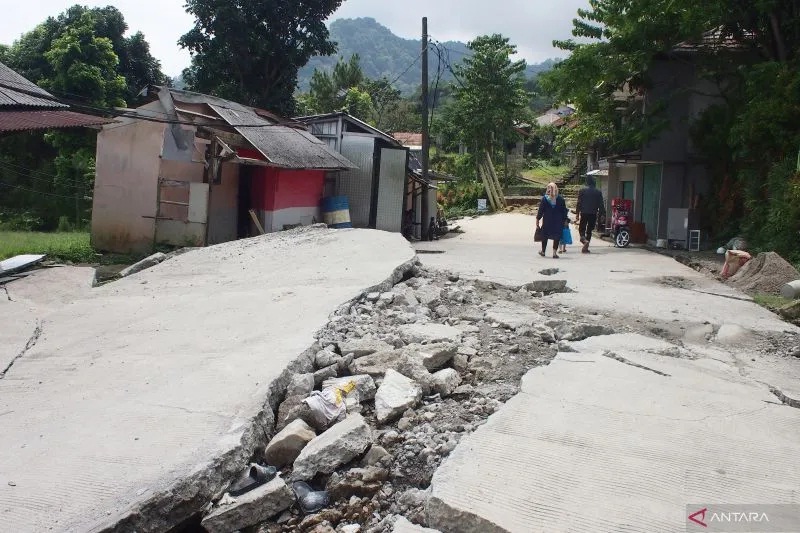 Kondisi lokasi bencana pergeseran tanah di Desa Bojongkoneng, Bogor