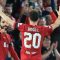 Mohamed Salah (kiri) melakukan selebrasi