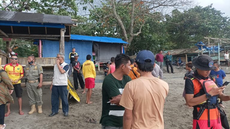 PNS Sukabumi Terseret Ombak