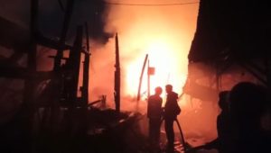 6 Damkar Kota Sukabumi Dikerahkan Padamkan Kebakaran Pasar Lettu Bakri, Puluhan Kios Dipastikan Hangus