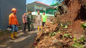 Longsor di Parakansalak Sukabumi Tutup Akses Jalan Desa, Begini Kondisinya