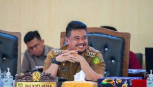 Menantu Jokowi Lelang Mobil Dinas untuk Ganti ke Mobil Listrik