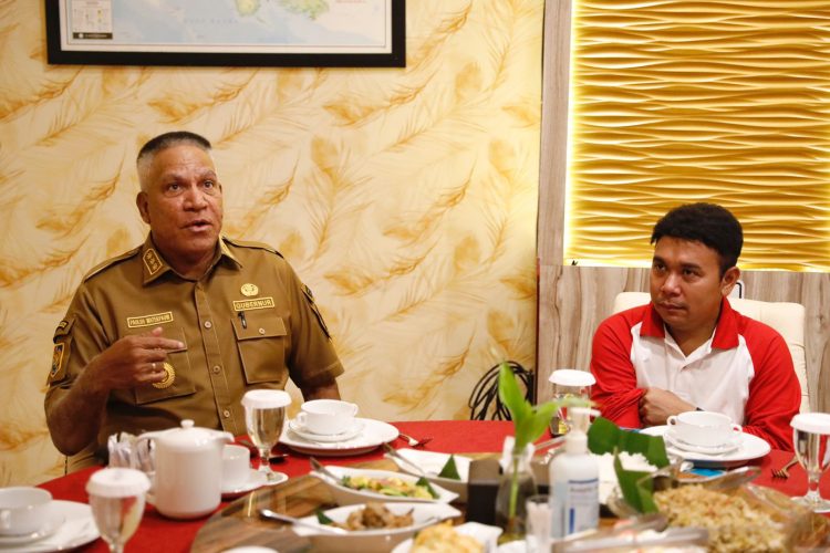 Pejabat Gubernur Papua Barat, Paulus