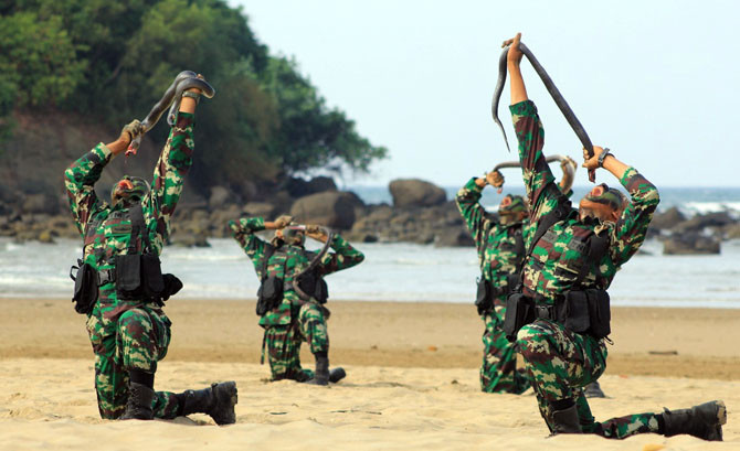Aksi para prajurit Raider Kostrad