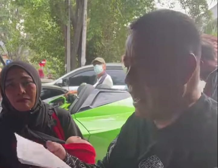 Warga Sukabumi saat mengadukan dugaan asusila yang dilakukan ayah tiri