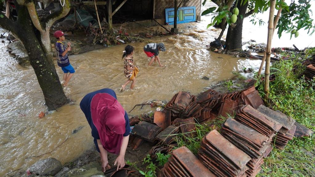 Suasana banjir di kampung Ciuyuhan RT 02, RW 09, Desa Tamanjaya, Kecamatan Ciemas,