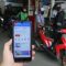 Warga menunjukkan aplikasi MyPertamina saat mengisi pertalite
