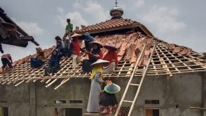 Aksi Emak-emak Bantargadung Sukabumi Pasang Genting Masjid, Tidak Takut Jatuh