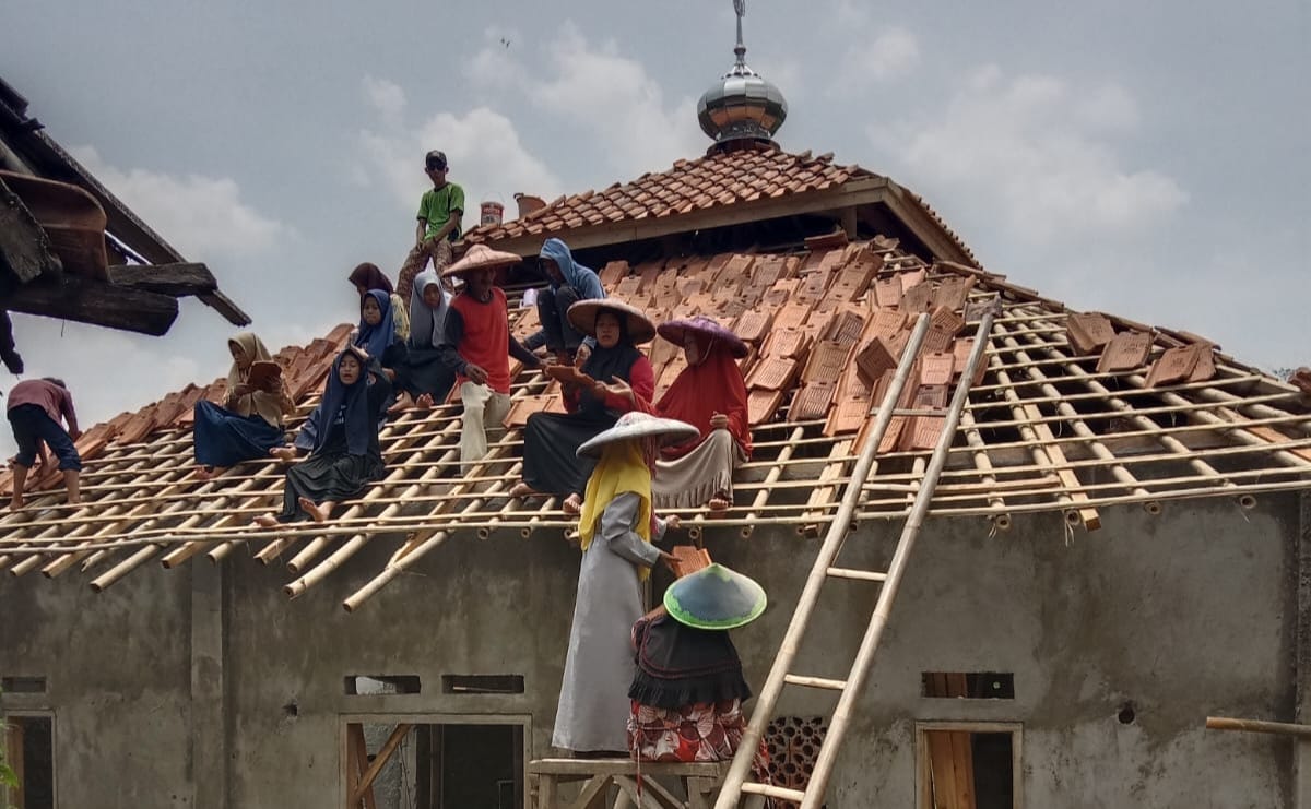 Proses pembangunan masjid di Kampung Cijagung, Desa Bojong Galing, Kecamatan Bantargadung,