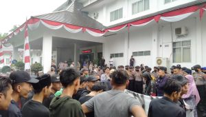 Gara-gara BBM Naik, Kantor DPRD Kota dan Kabupaten Sukabumi Rutin Didemo